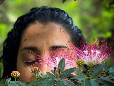 Woman guest with flowering bobinsana master plant at Shipibo healing center
