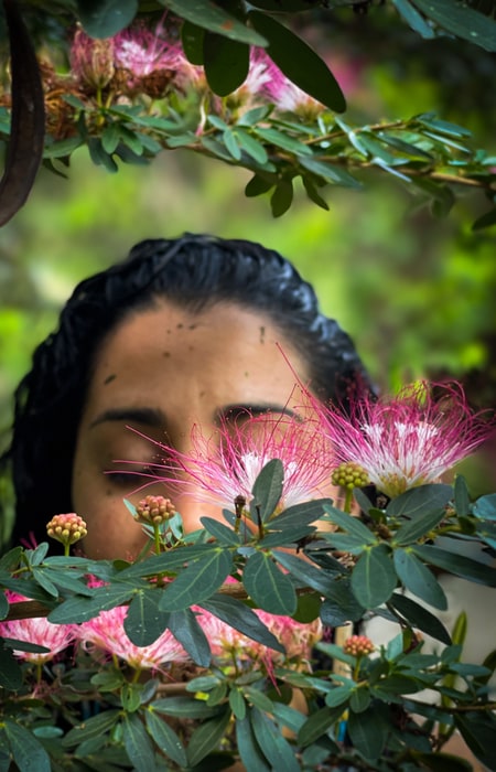 Woman guest with flowering bobinsana master plant at Shipibo healing center